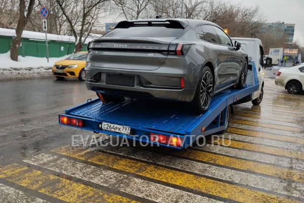 Погрузка автомобиля на платформу эвакуатора